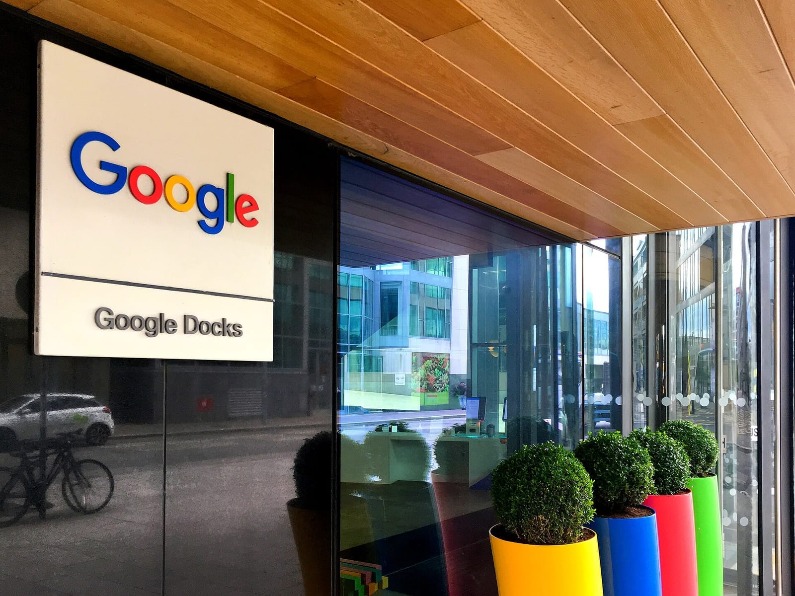 Googlen sisäänkäynti Dublinissa, jossa kaikki tuotteet toimivat yhden brändin alla
