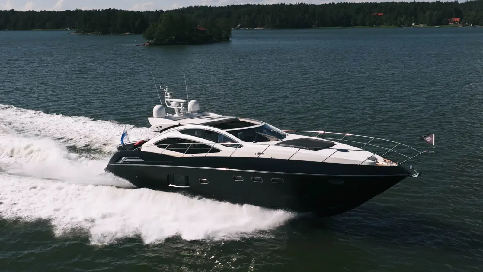 Helsinki Boats, premium-jahti täydessä vauhdissa Helsingin saaristossa