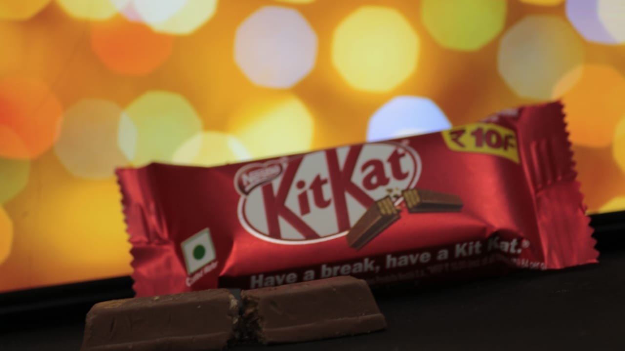 KitKat-patukka, jonka käärössä Nestlén logo vahvistaa alabrändin takana